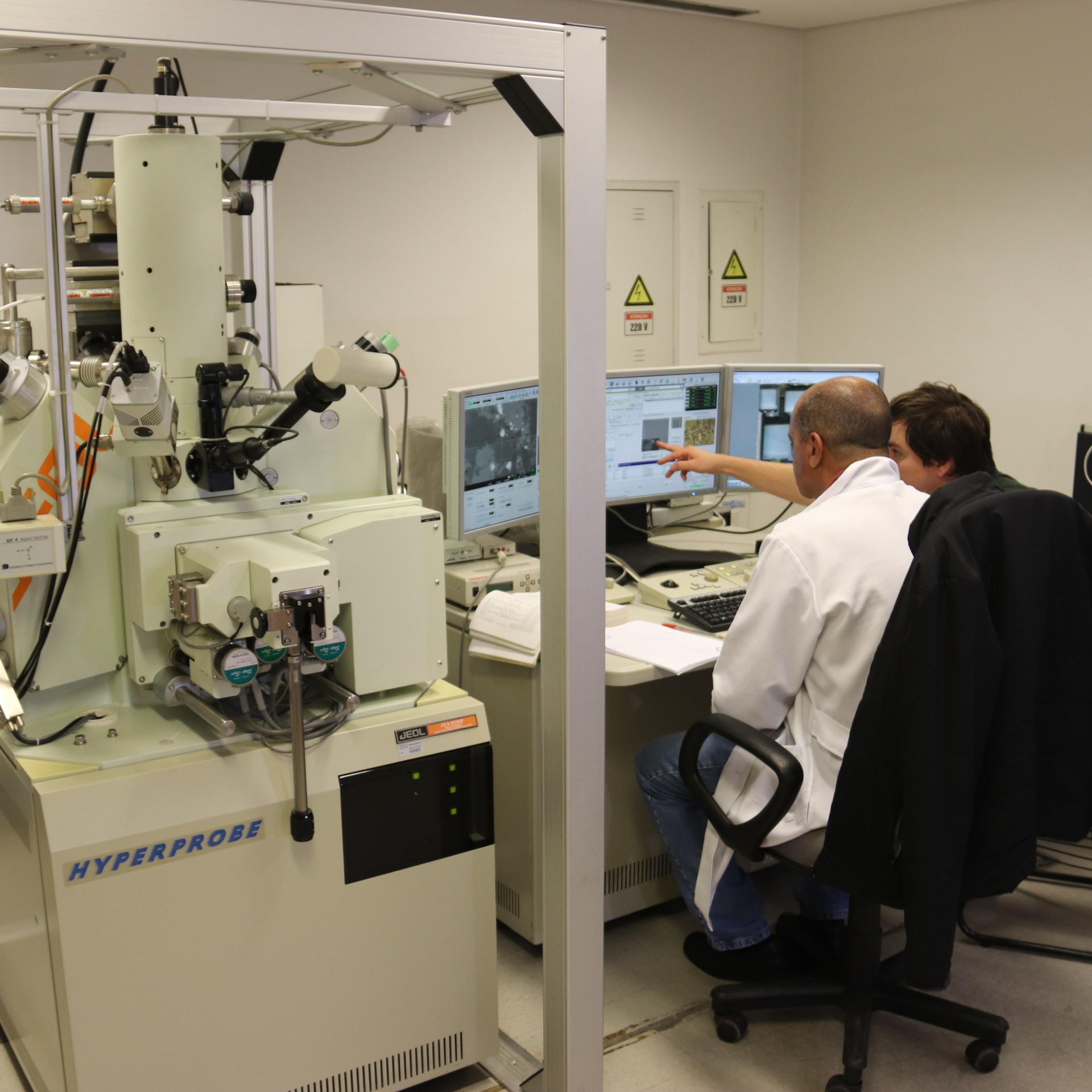 Laboratório de Microssonda Eletrônica – ME. Acesse mais informações em: https://igc.usp.br/geoanalitica/laboratorios-de-pesquisa/laboratorio-de-microssonda-eletronica-me/