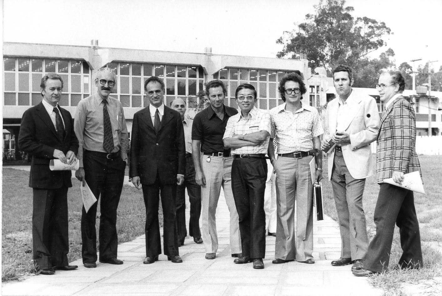 Inauguração do Prédio do IGc/USP em 11/03/1975. Na foto: Reynald Ellert, Nabor R Ruegg, Setembrino Petri, Osmal S Dias, Evaristo Ribeiro Filho, Kenitiro Suguio, André Davino, A P Bonbouv e José Moacyr Vianna Coutinho.