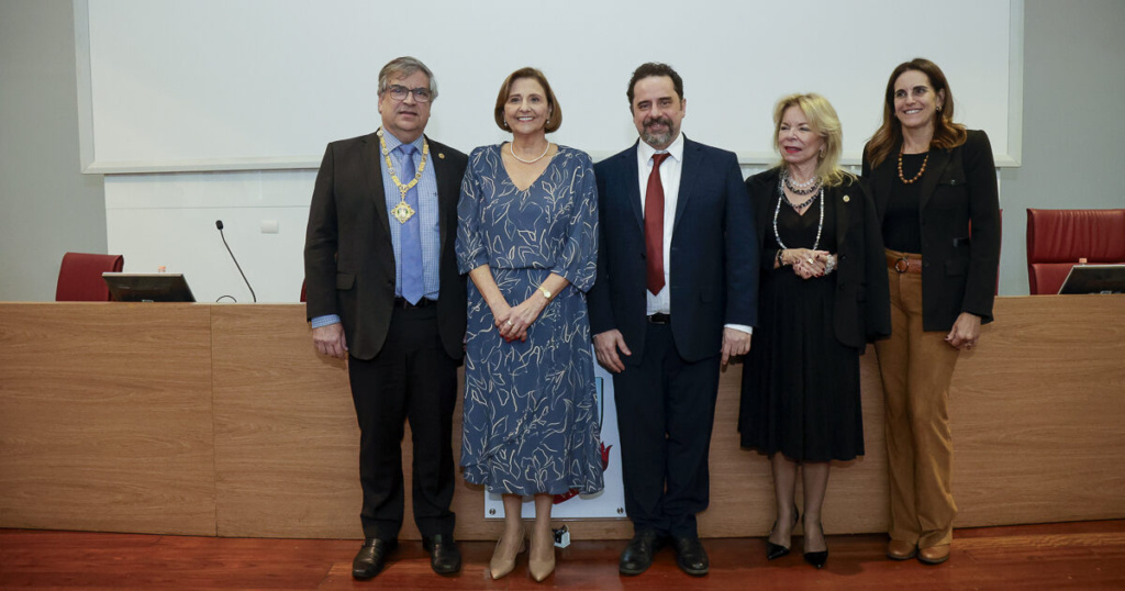 [Da esq. para direita] O reitor Carlos Gilberto Carlotti Junior, a diretora Marly Babinsky, o vice-diretor Renato Paes de Almeida, a vice-reitora Maria Arminda Nascimento Arruda e a secretária-geral da USP, Marina Gallottini – Foto: Cecília Bastos/USP Imagens